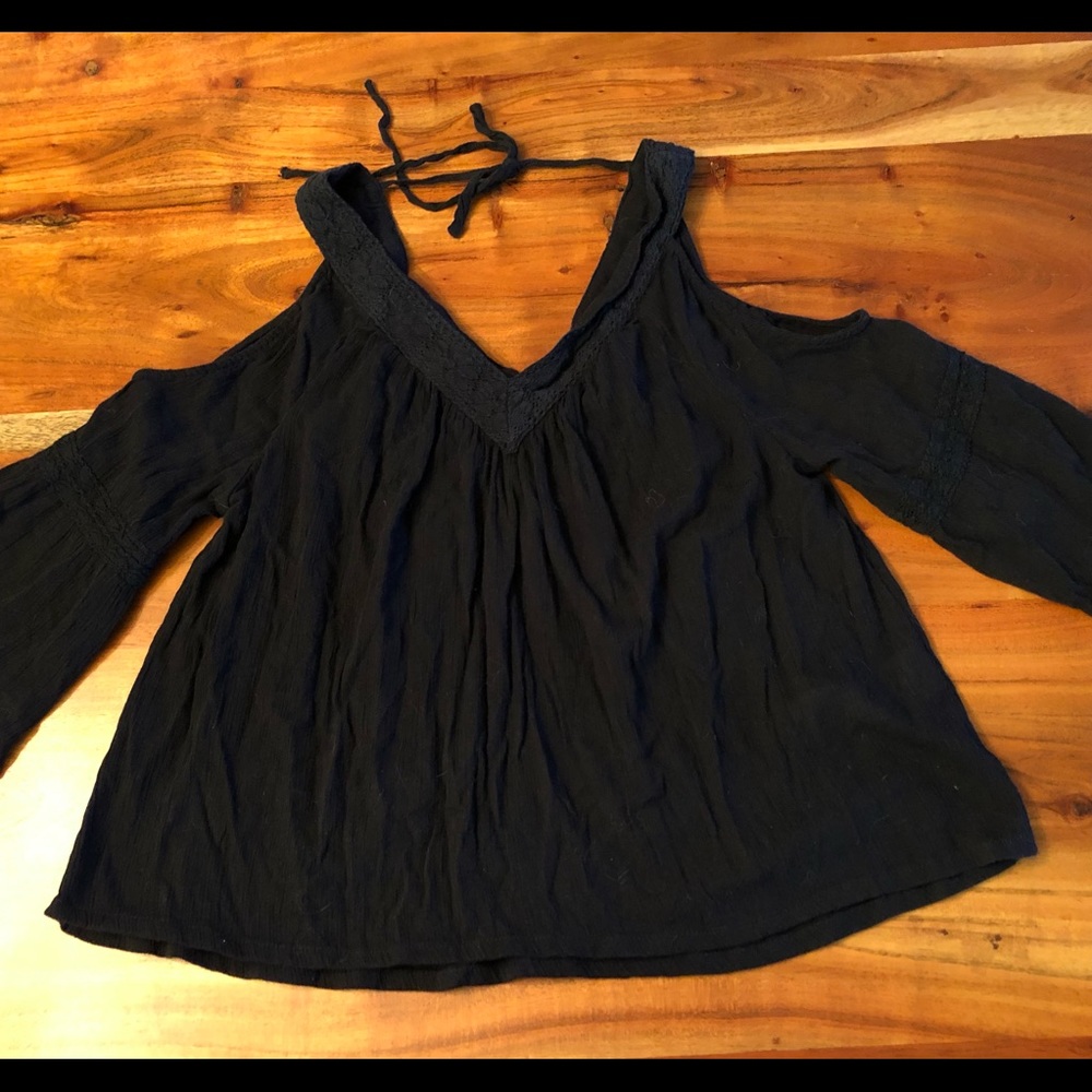 Hollister cold shoulder top. Size L. Gently used.
